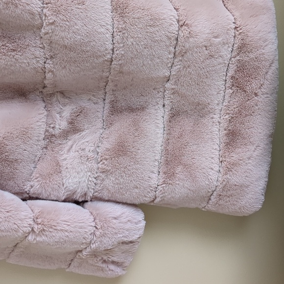 QIYE Pink Faux Fur Coat Plush Warm Has Pockets Hook and Eye Front Closure - Picture 9 of 13